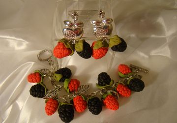 Комплект из браслета, серег и броши с ягодами черники и малины