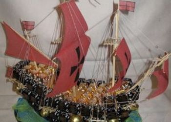 Корабль из конфет мастер класс