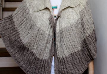 Вязаная накидка на плечи