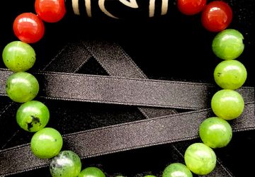 Нефритовый браслет с сердоликом и бусиной Дзи Лотос