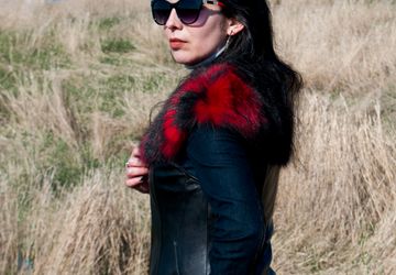 ЯРКИЙ ЖИЛЕТ ИЗ КОЖИ С ПЕСЦОМ