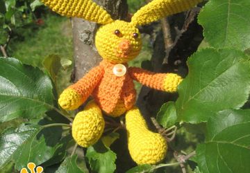 Вязаная зайка в кофточке