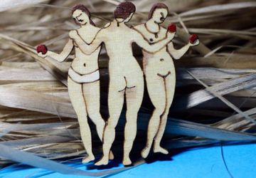 Деревянная брошка "Три грации"