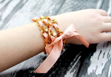 Украшение из ленты и цепочки