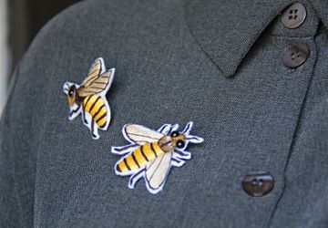 Вышитая брошь / булавки на воротник "Пчёлки"