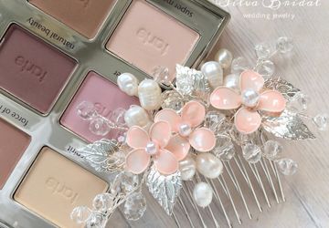 Гребень с цветами пудрового цвета