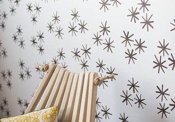 Как расписать стены с помощью трафарета