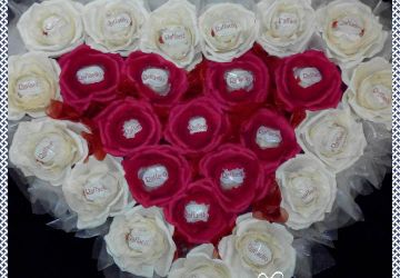 Сердце из 25 роз с конфетами рафаэлло.