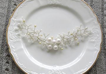 Веточка в прическу