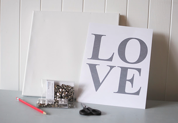 Картина из канцелярских кнопок ко Дню святого Валентина.