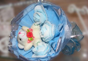 Букет из мягких игрушек "Белый мишка в голубых цветах"
