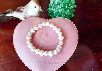 Браслет из жемчуга на резинке