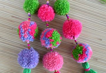 Брелок из помпонов.