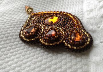 Брошь из бисера "Hennessy"