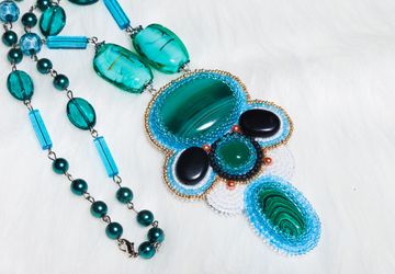  Кулон-бусы-колье ручной работы из натуральных камней