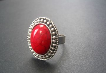 Кольцо с натуральным кораллом.