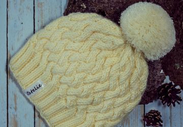 Вязаная шапка с помпоном