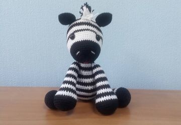 Игрушка Зебра связана крючком