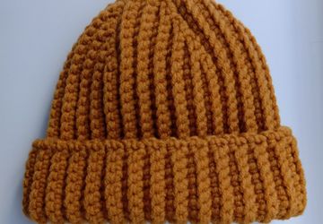 Зимняя шапка бини горчичного цвета