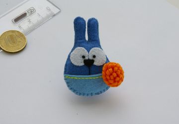 Брошь "Зайка с букетом"