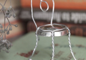 Миниатюрные стулья из проволоки от шампанского.