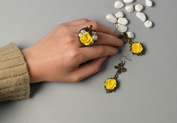 Набор из сережек и кольца в старинном стиле.