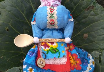 Интерьерная кукла-помошница на кухне