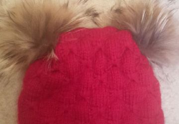 Шапка для девочки с меховыми помпонами на флисовой подкладке.