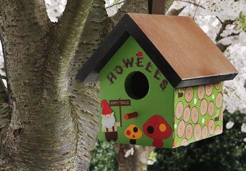 Скворечник с необычным декором.