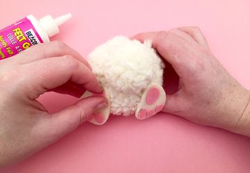 Пасхальный кролик своими руками из помпонов!