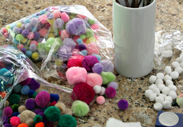 Декор для дома из помпонов.