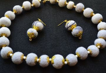 комплект - бусы и серьги.