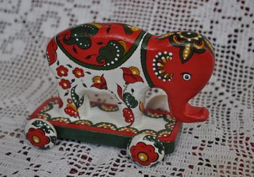 Деревянный слоник на колёсиках