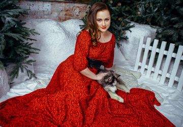 Длинное красное платье с приспущенными плечами