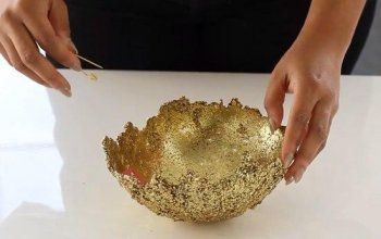 *Блестящая декоративная вазочка*