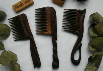 Расческа деревянная резная с ручкой " Красное дерево "