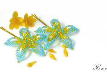 Заколка-невидимка из бисера "Желто-голубые цветы"