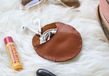 Простой и стильный кожаный футляр для наушников своими руками.