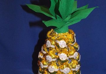 Ананас из конфет на заказ!