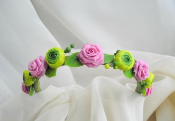 Ободок-венок с цветами из холодного фарфора