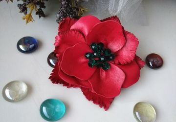 Брошь "Красный цветок"