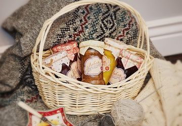 Набор домашнего варенья и фруктовых сгущенок