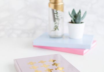 Золотистый декор блокнота