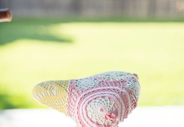 Ажурный чехол на седло велосипеда.