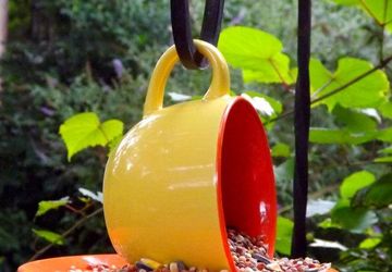 Садовый декор и кормушка для птиц из посуды.