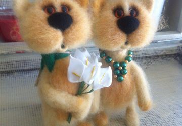 Парочка котов с букетов цветов