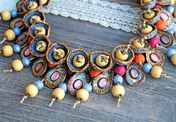 Пушистое колье с подвесками