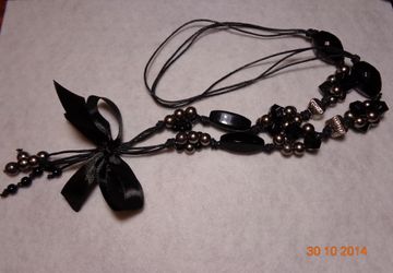 украшение из бусин и шнура