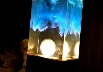 Светильник из эпоксидной смолы и дерева