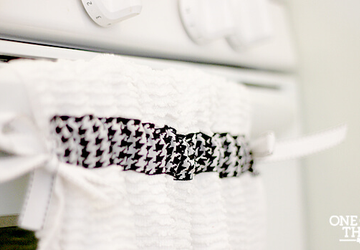 КУХОННОЕ ПОЛОТЕНЦЕ С ФИКСАЦИЕЙ НА ДВЕРКЕ ДУХОВКИ СВОИМИ РУКАМИ.